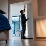 Expert en diagnostic évaluant un petit appartement