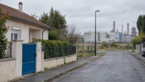 Quartier résidentiel aux abords d'une zone industrielle classée